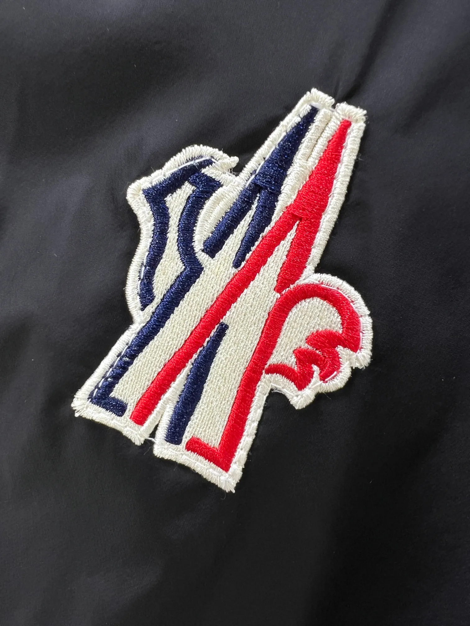 。MONCLER 2026FW ， ， 。 ， 。10 ， ， ， ， 。 ， ， ， ， ， ！ ， ， ， ， 。 ， ， ， 。 ， ！ ， Classic ！ ， ， ， 。 ， 。 HS。Sizes：M-3XL